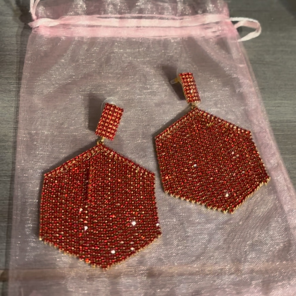 NWOT GUESS RED CHANDELIER EARRINGS 🎀🛍